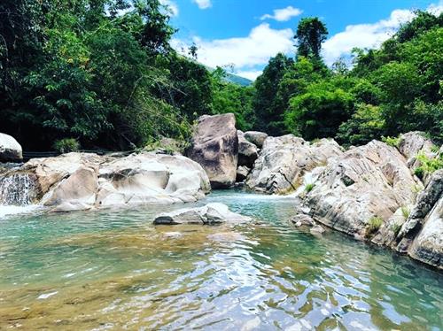 Ngỡ Ngàng vẻ đẹp hồ suối đá - điểm du lịch cắm trại siêu hot tại Bình Thuận